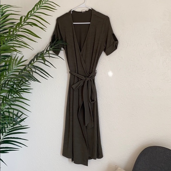 GAP Dresses & Skirts - GAP - Size M Forest Green Wrap Midi Dress
